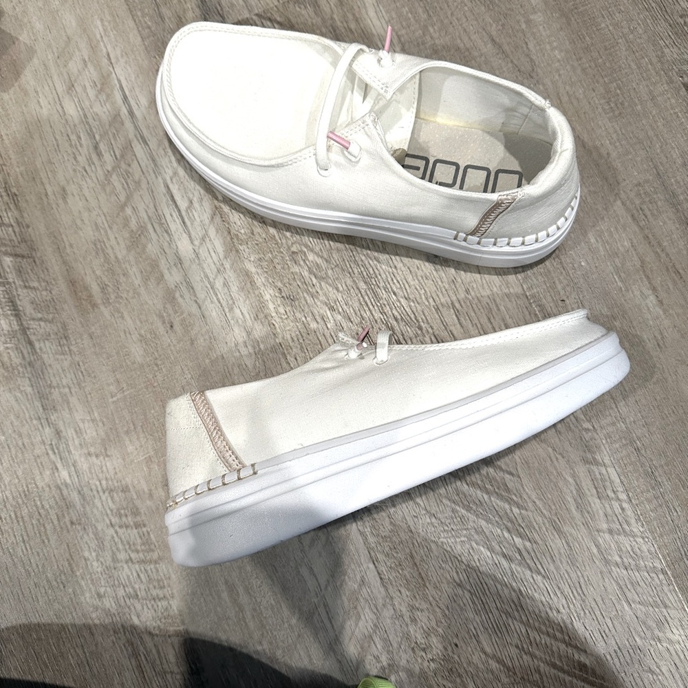 Hey Dudes size 7 Brand new